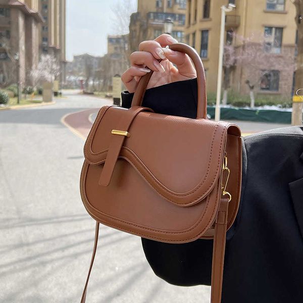 new saddle bag simple shoulder bag fashion trend pu handbag temperament women's diagonal straddle bag edition
new saddle bag simple shoulder bag fashion trend pu handbag temperament women's diagonal straddle bag edition