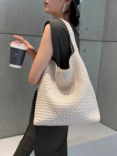 handwoven bucket bag underarm women's 2023 new large capacity tote portable one shoulder weave handbag no zipper
handwoven bucket bag underarm women's 2023 new large capacity tote portable one shoulder weave handbag no zipper