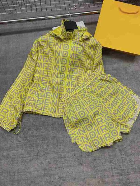 women's two piece pants designer 2023 fashion women set 2pcs casual suit hooded long sleeve zip up coat shorts letter print jacket outf, White
women's two piece pants designer 2023 fashion women set 2pcs casual suit hooded long sleeve zip up coat shorts letter print jacket outf, White
