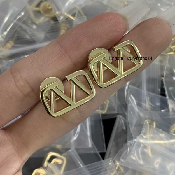 new fashion luxury earrings designer for women valentinoly stud luxury double v letter shape jewelry classic kh6c, Golden;silver
new fashion luxury earrings designer for women valentinoly stud luxury double v letter shape jewelry classic kh6c, Golden;silver