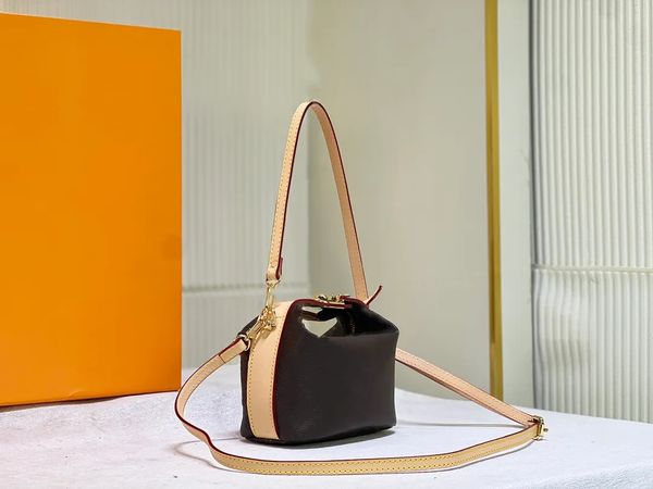 2023 handbag designer women's bag solid color bag letter print pu leather luxury wallet tote shoulder crossbody bag messenger on the go, Black;red
2023 handbag designer women's bag solid color bag letter print pu leather luxury wallet tote shoulder crossbody bag messenger on the go, Black;red