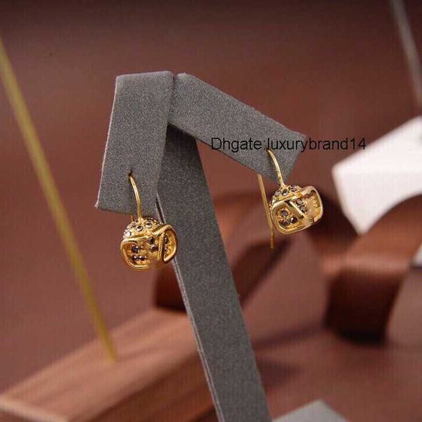 earrings designer for women stud luxury valentinoly crystal gold double v letter jewelry classic mh1c, Golden;silver
earrings designer for women stud luxury valentinoly crystal gold double v letter jewelry classic mh1c, Golden;silver