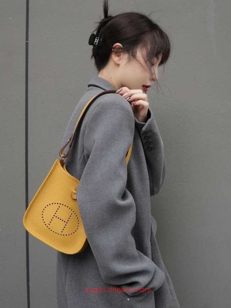 designer h home evelynnss tote bags 2023 head layer cow leather h family bag bucket hand mobile phone versatile fashion
designer h home evelynnss tote bags 2023 head layer cow leather h family bag bucket hand mobile phone versatile fashion