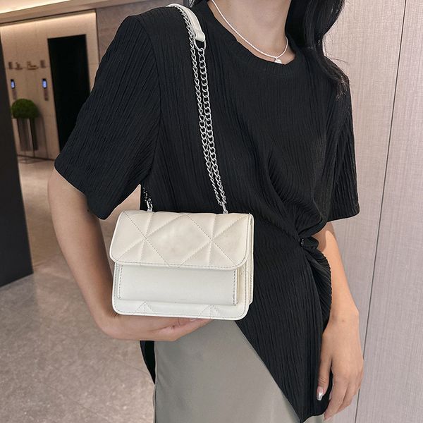 brand 24ss handbags new women's has a simple and exquisite texture with a checkered pattern and a fashionable and versatile cross body
brand 24ss handbags new women's has a simple and exquisite texture with a checkered pattern and a fashionable and versatile cross body
