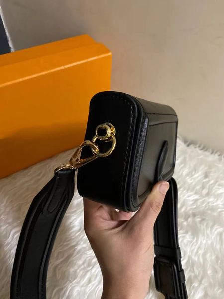 luxury bag fashion woman designer cross-body bag dinner party m69841 fusion canvas and cowhide zip design mobile phone cosmetics, Black;red
luxury bag fashion woman designer cross-body bag dinner party m69841 fusion canvas and cowhide zip design mobile phone cosmetics, Black;red