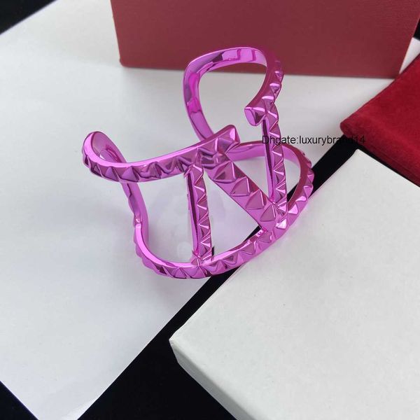 letter v bangle designer gold bracelets women luxury jewelry valentinoly charm woman men bracelet 3255, Black
letter v bangle designer gold bracelets women luxury jewelry valentinoly charm woman men bracelet 3255, Black