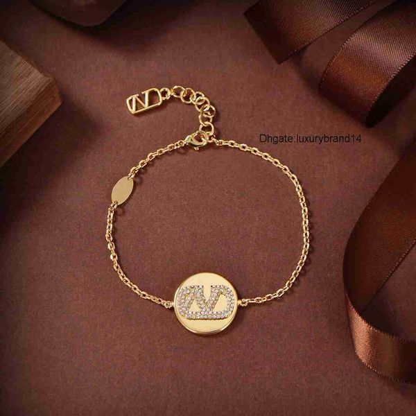 designer charm bracelet letter v jewelry luxury women fashion jewelry pearl metal valentinoly day gift ohrringe rere, Golden;silver
designer charm bracelet letter v jewelry luxury women fashion jewelry pearl metal valentinoly day gift ohrringe rere, Golden;silver