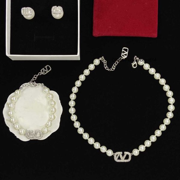 women earring designer necklace fashion valentinoly bracelet jewelry high luxury letters stud v earring wedding set jewelry ah4, Black
women earring designer necklace fashion valentinoly bracelet jewelry high luxury letters stud v earring wedding set jewelry ah4, Black