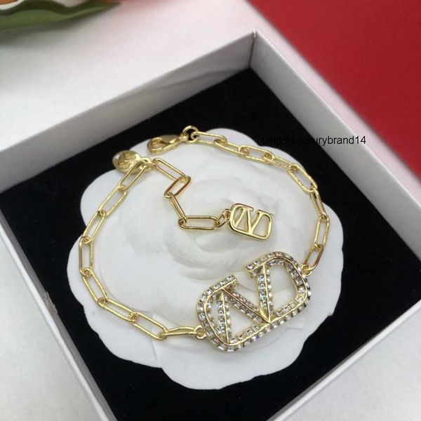 designer bracelet letter v jewelry necklace luxury women fashion jewelry pearl metal valentinoly day gift sdas, Golden;silver
designer bracelet letter v jewelry necklace luxury women fashion jewelry pearl metal valentinoly day gift sdas, Golden;silver