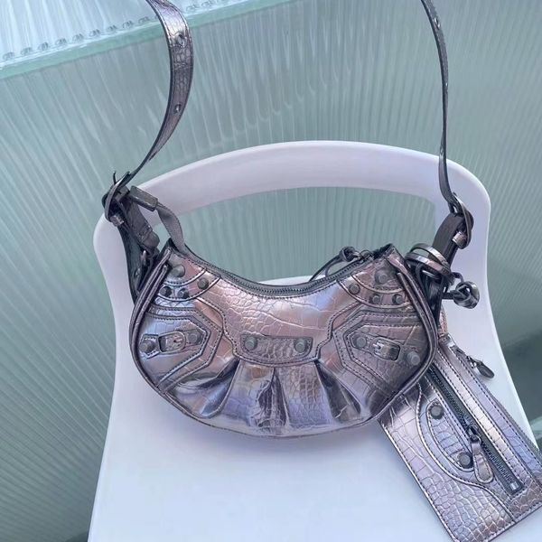 lady cross body designer rivet baguette bag sliding chain crobody bags handle handbag fashion shoulder sheepskin purse bra hardware leather
lady cross body designer rivet baguette bag sliding chain crobody bags handle handbag fashion shoulder sheepskin purse bra hardware leather