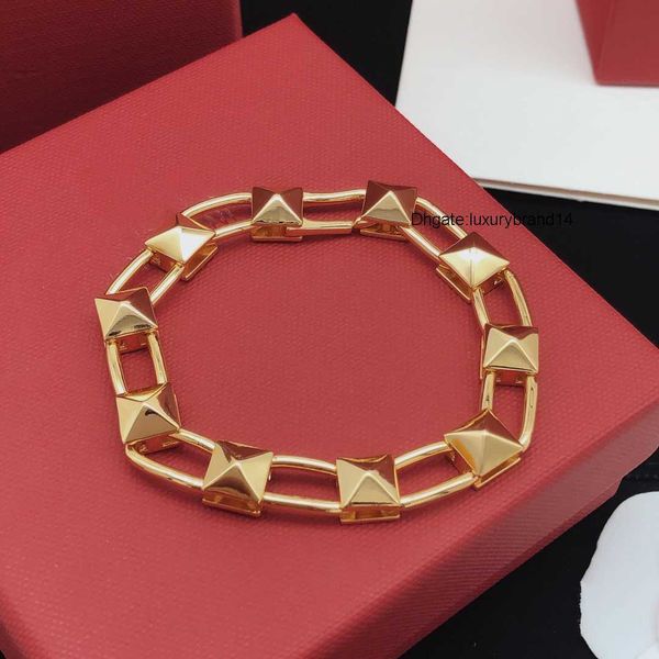 designer charm bracelet letter v jewelry luxury women fashion jewelry pearl metal valentinoly day gift ohrringe hfhfdsd, Golden;silver
designer charm bracelet letter v jewelry luxury women fashion jewelry pearl metal valentinoly day gift ohrringe hfhfdsd, Golden;silver