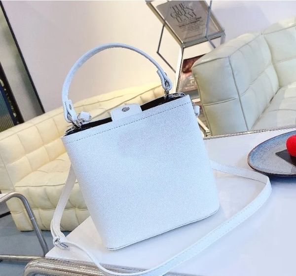 luxurys designers totes fashion womens handbag ladies casual tote shoulder bags bucket bag clutch bags
luxurys designers totes fashion womens handbag ladies casual tote shoulder bags bucket bag clutch bags