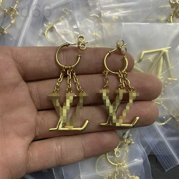 stud designer lady fashion earring designer heart shape hoop and v letter sign luxury earrings high end jewelry for woman multiple optional, Golden;silver
stud designer lady fashion earring designer heart shape hoop and v letter sign luxury earrings high end jewelry for woman multiple optional, Golden;silver