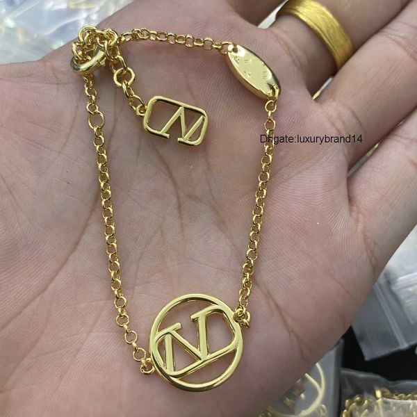 designer charm bracelets letter v jewelry luxury for lady women brand pearl metal gold bracelet valentinoly day gift jeweler 0945, Golden;silver
designer charm bracelets letter v jewelry luxury for lady women brand pearl metal gold bracelet valentinoly day gift jeweler 0945, Golden;silver