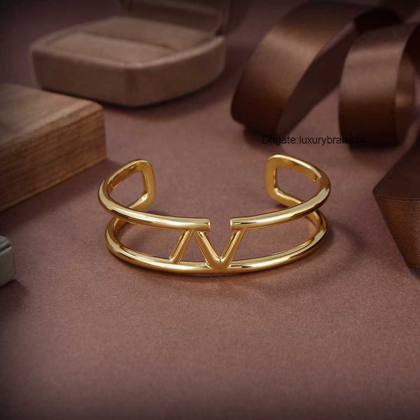letter v bangle designer gold bracelets women luxury jewelry valentinoly charm woman men bracelet 8916, Black
letter v bangle designer gold bracelets women luxury jewelry valentinoly charm woman men bracelet 8916, Black