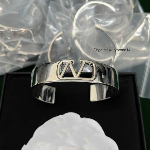 designer letter v bangle bracelets jewelry luxury women fashion jewelry metal valentinoly day woman man charm bracelet gift ty, Black
designer letter v bangle bracelets jewelry luxury women fashion jewelry metal valentinoly day woman man charm bracelet gift ty, Black