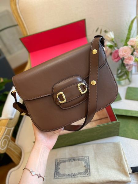 luxury brand bag 1995 early spring series horse buckle handbag with adjustable shoulder straps and crossbody full leather gold hardware
luxury brand bag 1995 early spring series horse buckle handbag with adjustable shoulder straps and crossbody full leather gold hardware