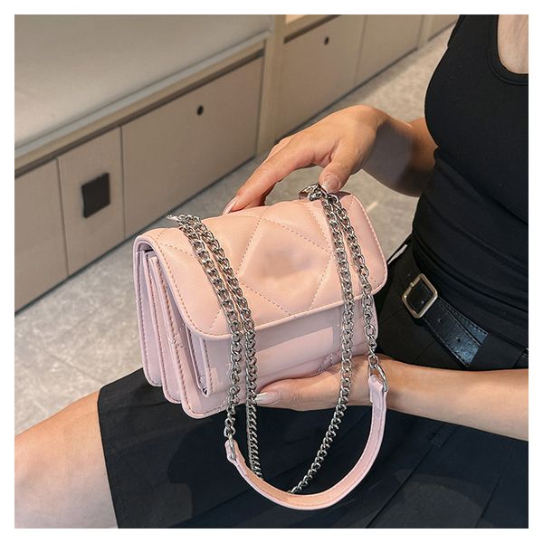 brand 24ss handbags new women's has a simple and exquisite texture with a checkered pattern and a fashionable and versatile cross body
brand 24ss handbags new women's has a simple and exquisite texture with a checkered pattern and a fashionable and versatile cross body