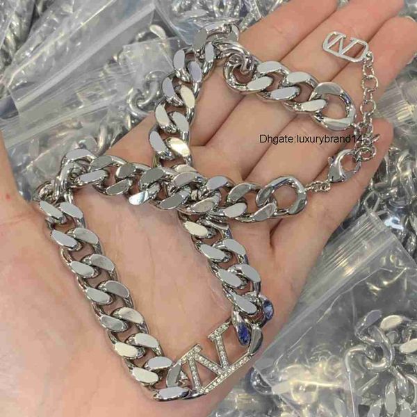 designer letter v pendant necklaces internet necklace women luxury pearl jewelry valentinoly chokers 543454, Silver
designer letter v pendant necklaces internet necklace women luxury pearl jewelry valentinoly chokers 543454, Silver