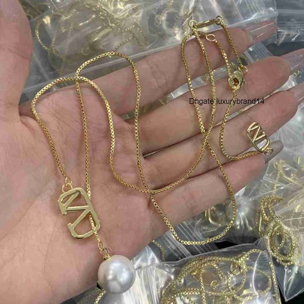 designer letter v pendant necklaces internet celebrity gold necklace women luxury pearl jewelry valentinoly chokers necklace gift 4400, Silver
designer letter v pendant necklaces internet celebrity gold necklace women luxury pearl jewelry valentinoly chokers necklace gift 4400, Silver