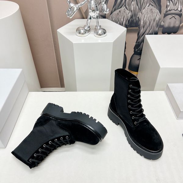 luxury women's designer leather boots, fashionable and versatile sole, autumn and winter black mesh size 35-41
luxury women's designer leather boots, fashionable and versatile sole, autumn and winter black mesh size 35-41