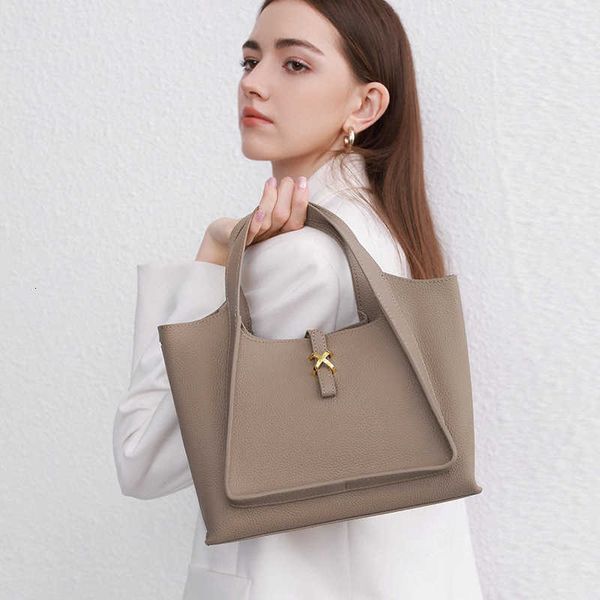 suitcase and bag dinner luxury niche soft leather large capacity vegetable basket 2023 new solid color high-end commuting shoulder
suitcase and bag dinner luxury niche soft leather large capacity vegetable basket 2023 new solid color high-end commuting shoulder
