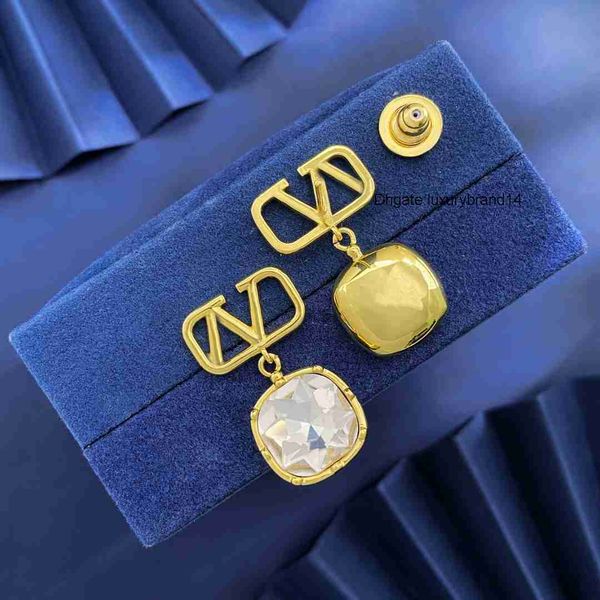 new earrings designer women stud luxury valentinoly gold heart shape gold double v letter jewelry classic ah2e, Golden;silver
new earrings designer women stud luxury valentinoly gold heart shape gold double v letter jewelry classic ah2e, Golden;silver