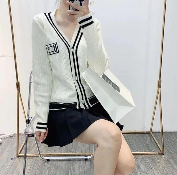 women sweaters designer c letter pattern cardigan sweater coat wool blended ladies knitted v-neck long sleeve coat, White;black
women sweaters designer c letter pattern cardigan sweater coat wool blended ladies knitted v-neck long sleeve coat, White;black