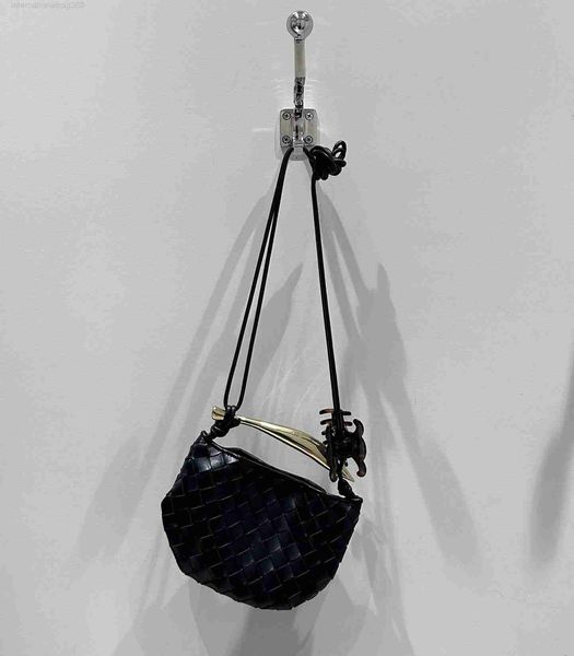 2023 new product network red same style fashion versatile contrast knitted small design handheld shoulder bag for women
2023 new product network red same style fashion versatile contrast knitted small design handheld shoulder bag for women