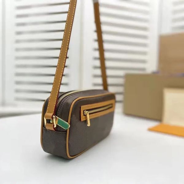 luxurys underarm shoulder bag female diagonal print bags patchwork letter thread genuine leather chains zipper soft vintage retro baguette c, Black;red
luxurys underarm shoulder bag female diagonal print bags patchwork letter thread genuine leather chains zipper soft vintage retro baguette c, Black;red