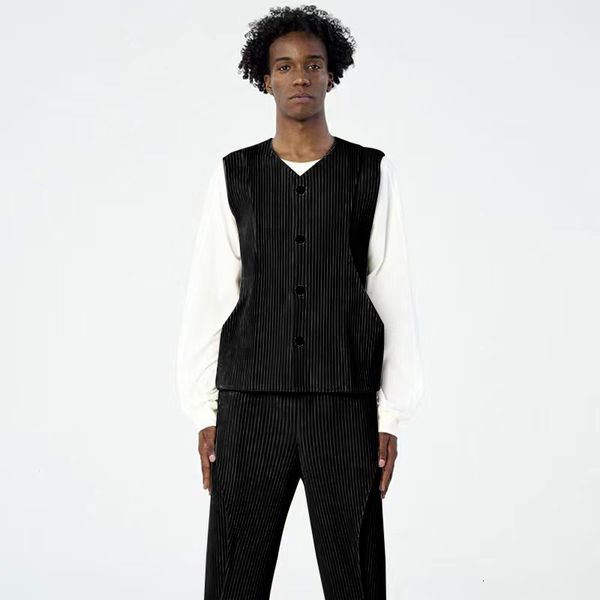 men's vests miyake pleated vneck cardigan jacket men 2023 spring casual vest single breasted solid color coat 230705, Black;white
men's vests miyake pleated vneck cardigan jacket men 2023 spring casual vest single breasted solid color coat 230705, Black;white