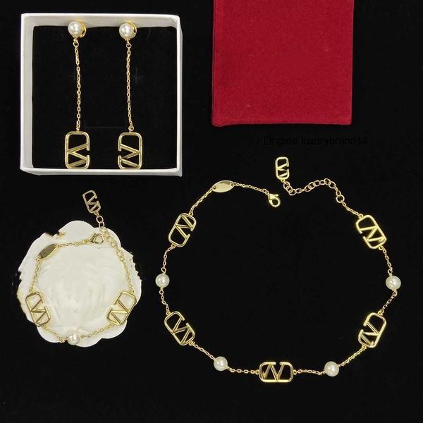 women earring designer necklace fashion valentinoly bracelet jewelry high luxury letters stud v earring wedding set jewelry ah4b, Black
women earring designer necklace fashion valentinoly bracelet jewelry high luxury letters stud v earring wedding set jewelry ah4b, Black