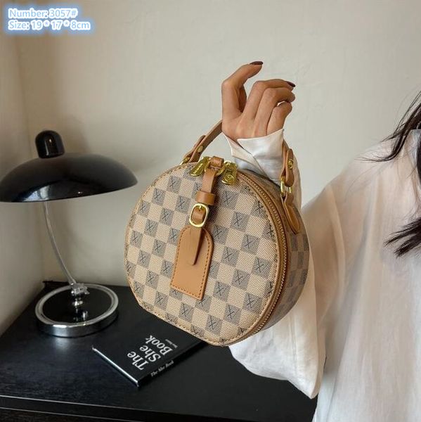 factory wholesale ladies shoulder bags 3 colors cute round printed handbag styling contrast leather fashion mobile phone coin purse plug-in
factory wholesale ladies shoulder bags 3 colors cute round printed handbag styling contrast leather fashion mobile phone coin purse plug-in