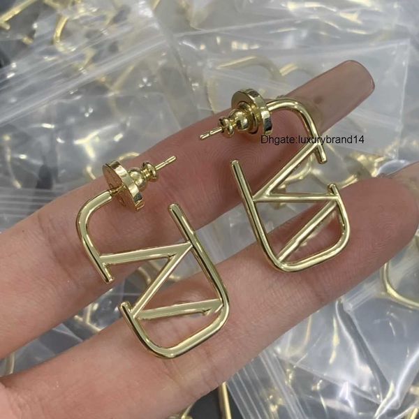 new various luxury brand women designer stud luxury style simple v love couple earrings for valentinoly lady party wedding gifts kh6e, Golden;silver
new various luxury brand women designer stud luxury style simple v love couple earrings for valentinoly lady party wedding gifts kh6e, Golden;silver