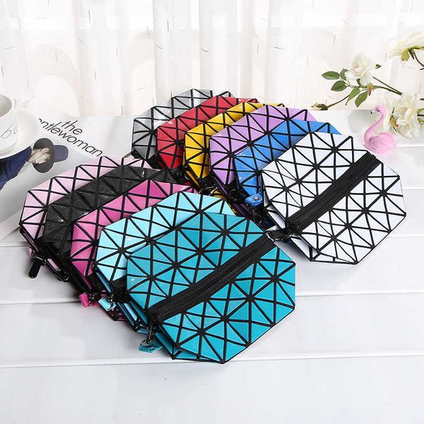 fashion geometry stores the octagonal bag the cosmetic bag and then takes the bag hand in hand. the creative folding lingge bag
fashion geometry stores the octagonal bag the cosmetic bag and then takes the bag hand in hand. the creative folding lingge bag