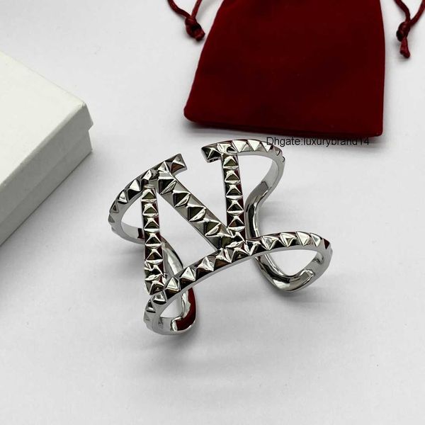 designer charm bracelet letter v jewelry luxury women fashion open bracelet jewelry pearl metal valentinoly day gift chain bracelet fhn56, Golden;silver
designer charm bracelet letter v jewelry luxury women fashion open bracelet jewelry pearl metal valentinoly day gift chain bracelet fhn56, Golden;silver