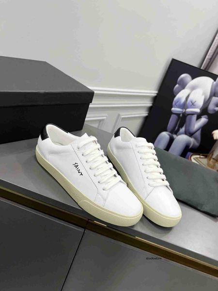 low-cut sneakers featuring inscription sewn shoes exterior side and a tab in the back embossed, Black
low-cut sneakers featuring inscription sewn shoes exterior side and a tab in the back embossed, Black