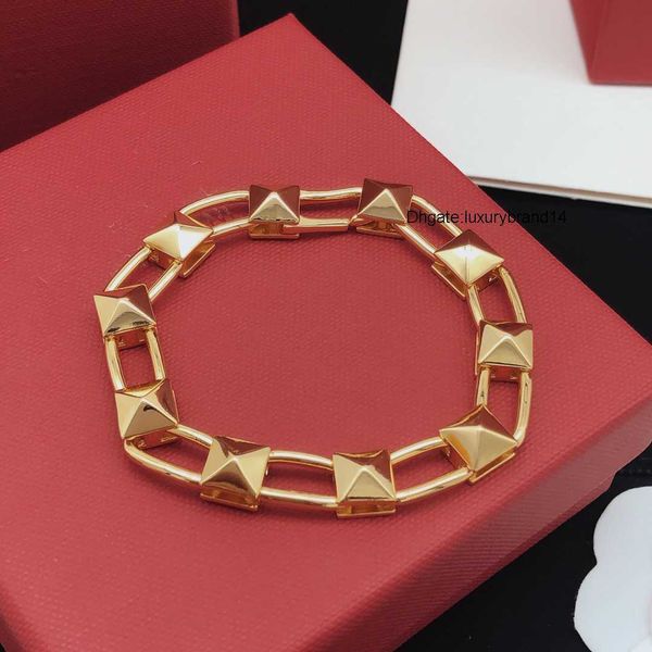 designer bracelet letter v jewelry necklace luxury women fashion jewelry pearl metal valentinoly day gift 42432, Golden;silver
designer bracelet letter v jewelry necklace luxury women fashion jewelry pearl metal valentinoly day gift 42432, Golden;silver