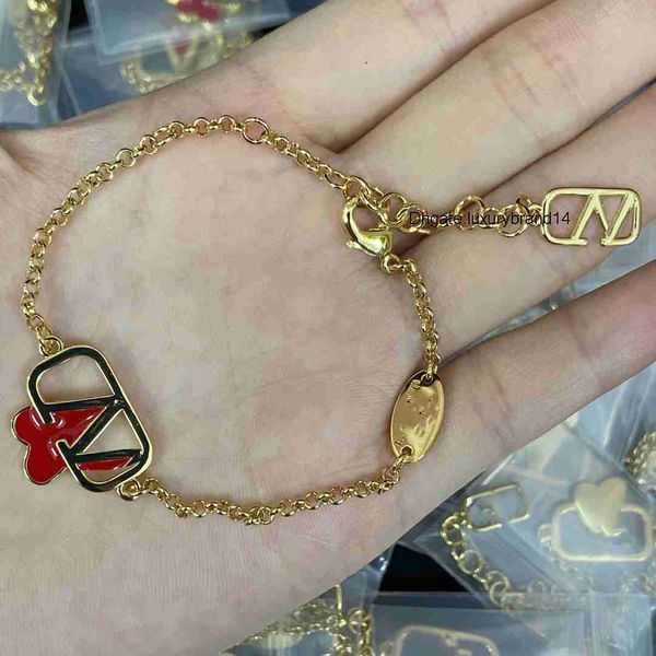 designer charm bracelets letter v jewelry luxury for lady women brand pearl metal gold bracelet valentinoly day gift jeweler 5644, Golden;silver
designer charm bracelets letter v jewelry luxury for lady women brand pearl metal gold bracelet valentinoly day gift jeweler 5644, Golden;silver