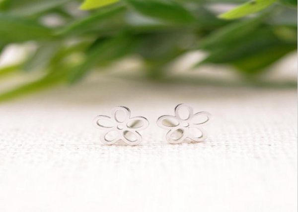 2016 fashion hollow out flowers stud earrings hollow out surface painting flowers mixed color whole women holiday gi7391356, Golden;silver
2016 fashion hollow out flowers stud earrings hollow out surface painting flowers mixed color whole women holiday gi7391356, Golden;silver