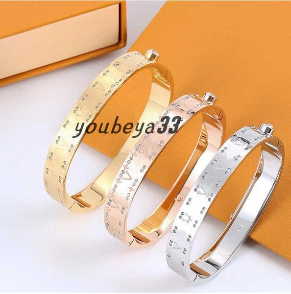 high-quality bangle bracelet luxury 4 leaf flower bracelet letter bracelet titanium steel diamonds bracelet women men fashion jewelry gift, Black
high-quality bangle bracelet luxury 4 leaf flower bracelet letter bracelet titanium steel diamonds bracelet women men fashion jewelry gift, Black