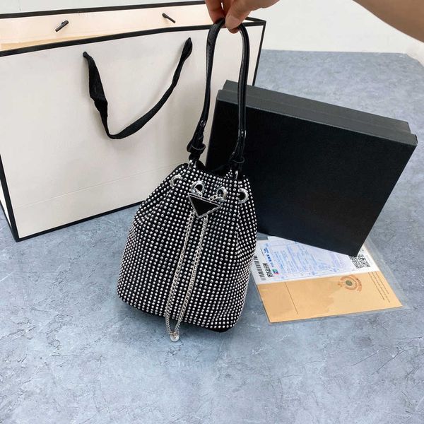 mini bucket bag luxury designer crossbody bag fashion classic full diamond women handbag tote high-quality triangle evening gown shoulder ba
mini bucket bag luxury designer crossbody bag fashion classic full diamond women handbag tote high-quality triangle evening gown shoulder ba