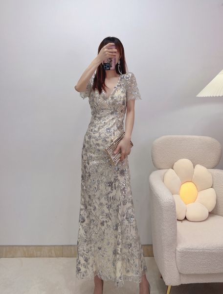 new s-elf portrait beaded mesh embroidery v-neck short sleeve fishtail dress, Black;gray
new s-elf portrait beaded mesh embroidery v-neck short sleeve fishtail dress, Black;gray