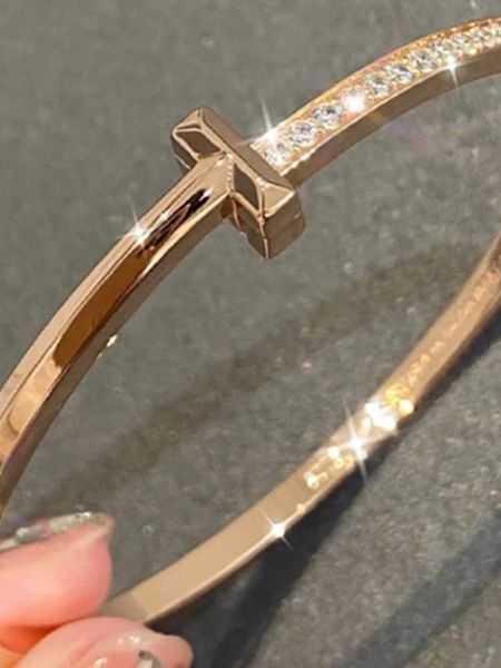 counter quality double t1 bracelet full diamond rose gold tiffay t1 plated 18k light and luxurious small network red temperament, Black
counter quality double t1 bracelet full diamond rose gold tiffay t1 plated 18k light and luxurious small network red temperament, Black