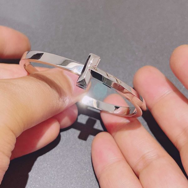 designer new v gold letter t1 half set diamond smooth face simple fashion bracelet multi style folding, Black
designer new v gold letter t1 half set diamond smooth face simple fashion bracelet multi style folding, Black