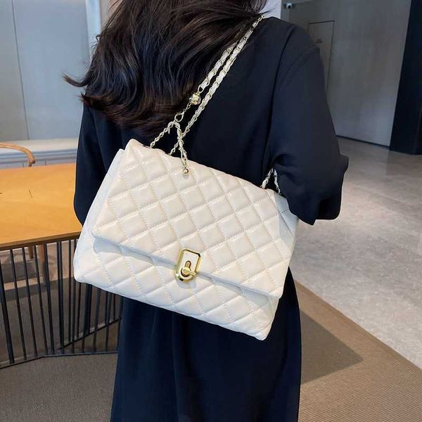 large capacity bag for women new version simple solid color niche lingge chain bag versatile commuting tote bag
large capacity bag for women new version simple solid color niche lingge chain bag versatile commuting tote bag