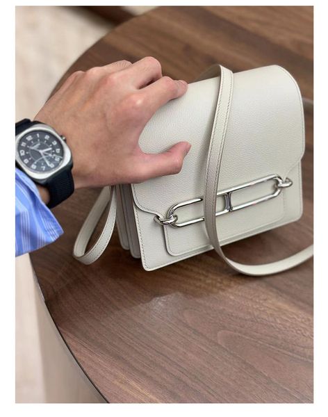 2023 tofu bag new european and american fashion stewardess tofu bag pig nose small square bag single shoulder crossbody female bag leather
2023 tofu bag new european and american fashion stewardess tofu bag pig nose small square bag single shoulder crossbody female bag leather