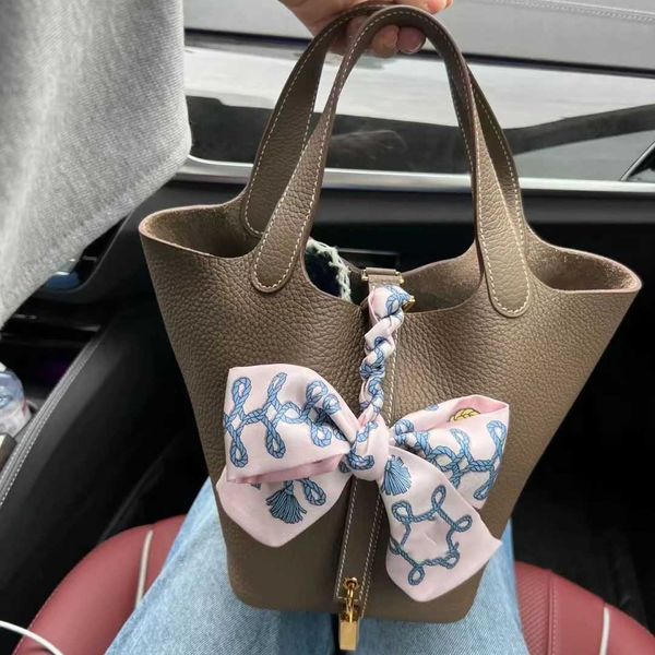 new tc leather vegetable basket women's bag large capacity bucket bag yangqi portable small bag for going out women
new tc leather vegetable basket women's bag large capacity bucket bag yangqi portable small bag for going out women