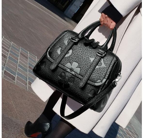 women's bag new style bag retro shoulder bag black embossed big bag women's large capacity crossbody handheld mom's bag
women's bag new style bag retro shoulder bag black embossed big bag women's large capacity crossbody handheld mom's bag