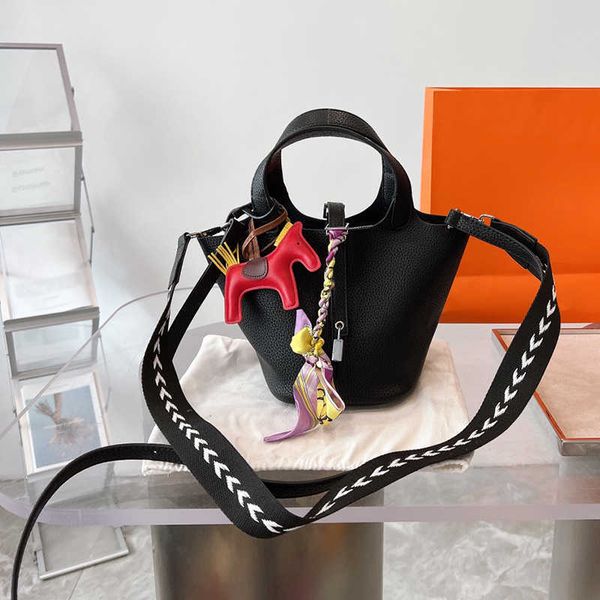 lychee leather bucket bags luxury totes with horse pendant designers bag large capacity vegetable basket bag in leather one-shoulder tote ba
lychee leather bucket bags luxury totes with horse pendant designers bag large capacity vegetable basket bag in leather one-shoulder tote ba